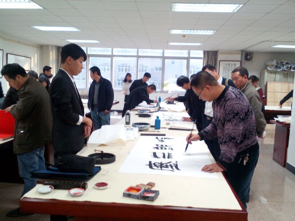 翰墨飘香润心田，艺术传承谱新篇——我校成功举办“书法艺术进校园”座谈会暨“特聘书法家”授聘仪式